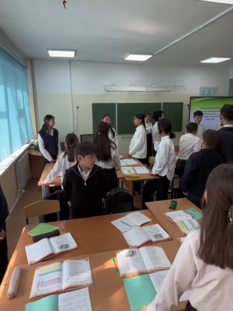 «Қазақ тілі мен әдебиеті пәнінің үздік мұғалімі – 2025» байқауы аясында ашық сабақ өтті!